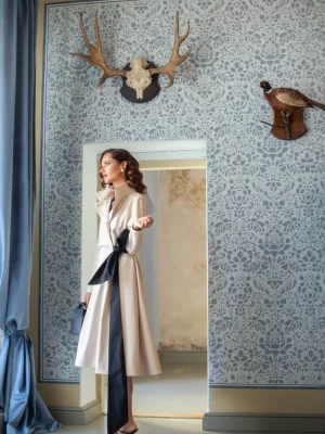 Plašč s trapeznim krojem in pentljo | Desirable Bow - slika 3